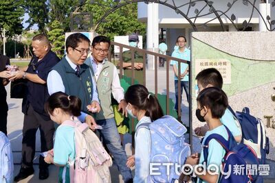 等了2年終於回家!安業國小新校舍啟用 黃偉哲校門迎學童