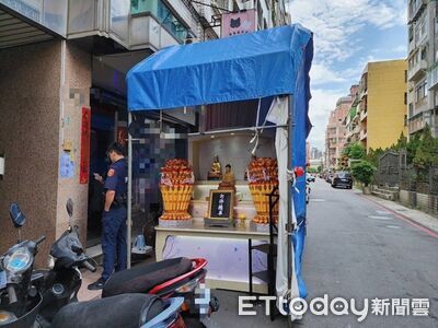 停車糾紛出怪招!桃園男門口搭靈堂 牌位寫「勿停機車」