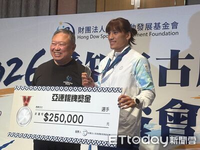 陳念琴亞運奪銀暖舉紅到國外! 舉起對手獲讚贏人心