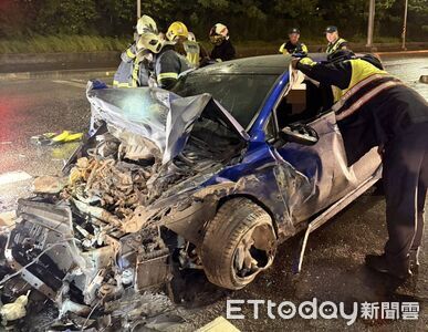 快訊/新北2車追撞1男1女受困 突竄大火!整輛車燒成廢鐵