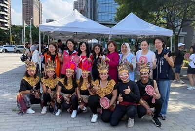 自喻鋼鐵市長身旁的玫瑰 張琦雅台灣女孩日秀夫妻好默契
