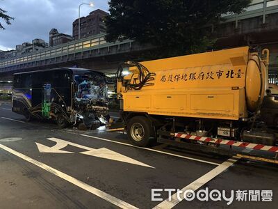 快訊／北市中巴清晨追撞清溝車　「車頭全毀」4傷