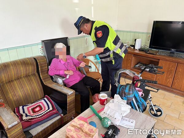 ▲里港警方幫阿嬤整理藥物。（圖／記者陳崑福翻攝）