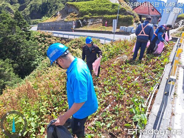 ▲▼回應網友心聲，神鷹搜救隊號召百名隊員赴合歡山以垂降方式淨山，守護高山家園。（圖／太管處提供，下同）