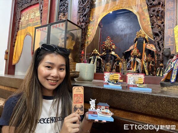 ▲八吉境總趕宮與台南市文化局合作推出限量平安船票，民眾帶著巷仔NIAU運河船隊公仔到廟內祈福，即可獲贈專屬船票。（記者林東良翻攝）