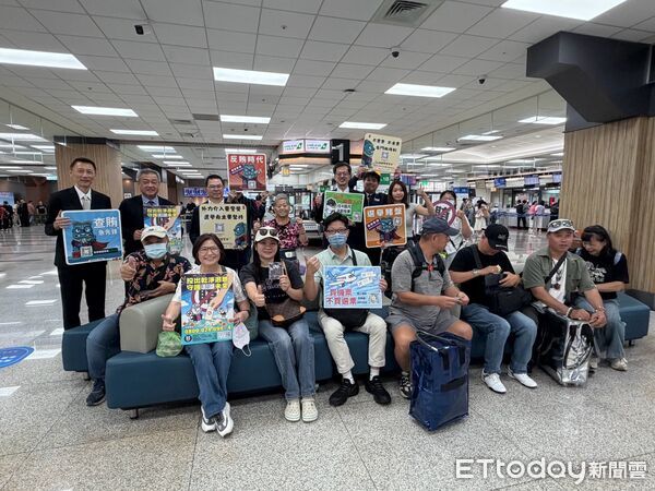 ▲▼金門、台北、澎湖及連江地檢署以「區域聯防、阻絕幽靈人口」為主軸，在台北松山機場辦理反賄選宣導。（圖／金門地檢署提供）