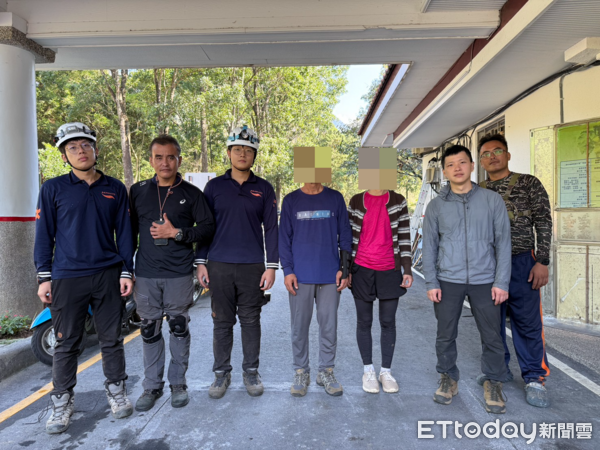 ▲闖未開放山域受困！南投仁愛鄉惠蓀林場小出山2山友黑夜迷途 警消及巡山員連夜挺進12小時成功救援。（圖／記者高堂堯翻攝）