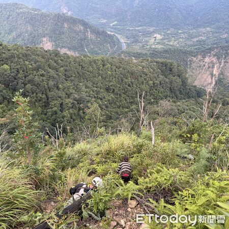 ▲闖未開放山域受困！南投仁愛鄉惠蓀林場小出山2山友黑夜迷途 警消及巡山員連夜挺進12小時成功救援。（圖／記者高堂堯翻攝）