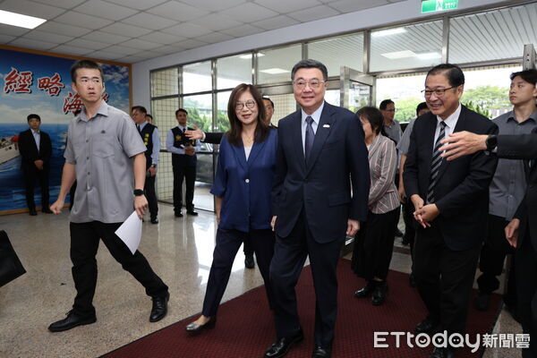 ▲行政院長卓榮泰在海委會主委管碧玲等官員陪同下到海巡署視察毒品查緝成果。（圖／記者張君豪翻攝）