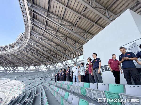 ▲台南市消防局第六大隊率領轄內7個消防分隊，前往亞太國際棒球場實地踏勘，強化大型賽事救災與疏散應變能力。（記者林東良翻攝，下同）