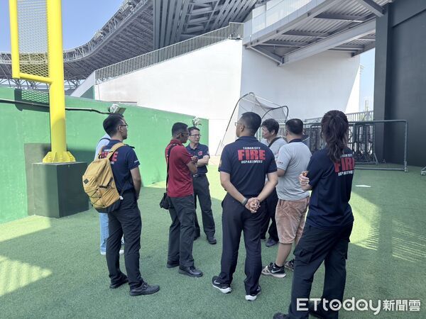 ▲台南市消防局第六大隊率領轄內7個消防分隊，前往亞太國際棒球場實地踏勘，強化大型賽事救災與疏散應變能力。（記者林東良翻攝，下同）
