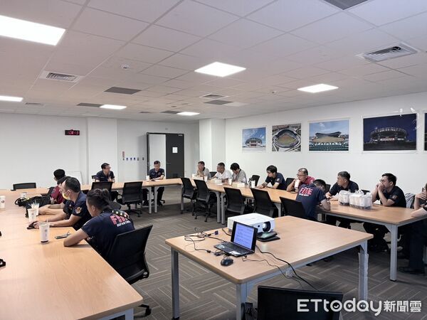 ▲台南市消防局第六大隊率領轄內7個消防分隊，前往亞太國際棒球場實地踏勘，強化大型賽事救災與疏散應變能力。（記者林東良翻攝，下同）
