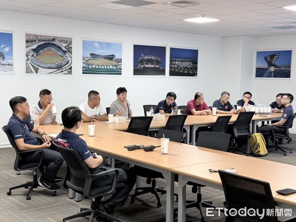 ▲台南市消防局第六大隊率領轄內7個消防分隊，前往亞太國際棒球場實地踏勘，強化大型賽事救災與疏散應變能力。（記者林東良翻攝，下同）