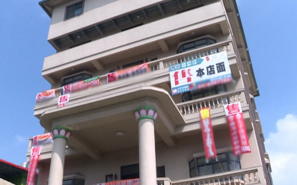 ▲彰化埔心鄉蓮花柱豪墅掛布條求售1.3億元。（圖／民眾提供）
