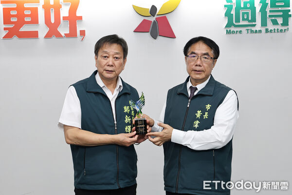 ▲台南市「青少年生涯探索號計畫」獲評115年度績優縣市，教育局於市政會議獻獎，市長黃偉哲肯定團隊輔導成果。（記者林東良翻攝，下同）