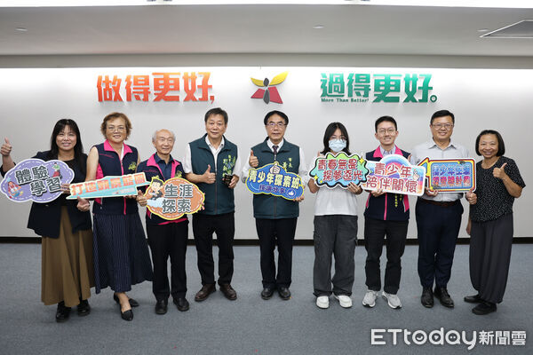 ▲台南市「青少年生涯探索號計畫」獲評115年度績優縣市，教育局於市政會議獻獎，市長黃偉哲肯定團隊輔導成果。（記者林東良翻攝，下同）