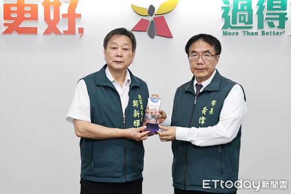 ▲台南市技職教育獲教育部2025年度績效評定最高等第「優等」，教育局於市政會議獻獎，獲市長黃偉哲肯定。（記者林東良翻攝）