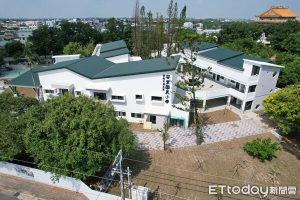 ▲台南市安業國小歷經2年校舍拆除重建,5日正式返校上課,市長黃偉哲與師長在新校門口迎接學童。(記者林東良翻攝,下同)