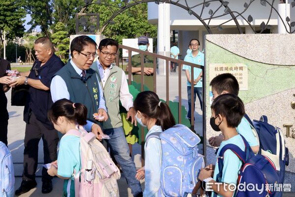 ▲台南市安業國小歷經2年校舍拆除重建,5日正式返校上課,市長黃偉哲與師長在新校門口迎接學童。(記者林東良翻攝,下同)