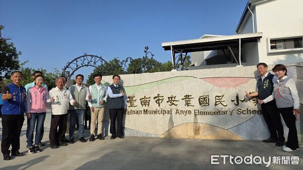 ▲台南市安業國小歷經2年校舍拆除重建,5日正式返校上課,市長黃偉哲與師長在新校門口迎接學童。(記者林東良翻攝,下同)
