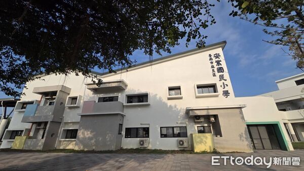 ▲台南市安業國小歷經2年校舍拆除重建,5日正式返校上課,市長黃偉哲與師長在新校門口迎接學童。(記者林東良翻攝,下同)