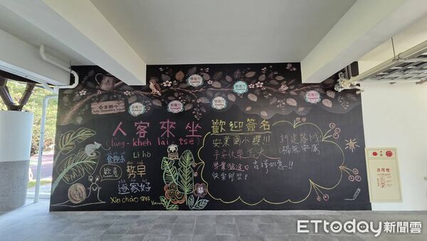 ▲台南市安業國小歷經2年校舍拆除重建,5日正式返校上課,市長黃偉哲與師長在新校門口迎接學童。(記者林東良翻攝,下同)