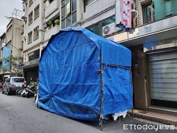 ▲蕭姓男子在自家前道路搭棚。(圖/桃園警分局提供)