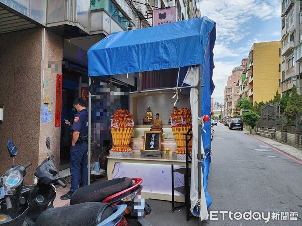 ▲▼並張貼「請勿停車」字條,造成道路通行受阻。(圖/桃園警分局提供)