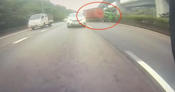▲▼行車記錄器拍下大貨車失控撞上分隔島             。（圖／翻攝）