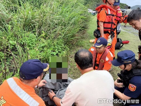 ▲男童於豆腐岬外海溺水求救，海巡兩度拋繩成功將人救回岸際。（圖／記者游芳男翻攝）