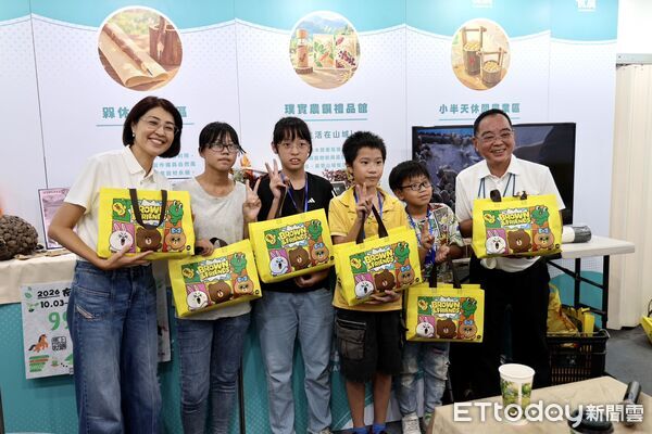 ▲家扶兒少走讀茶鄉逛茶博,許縣長陪伴孩子體驗食農教育。(圖/南投縣政府提供)