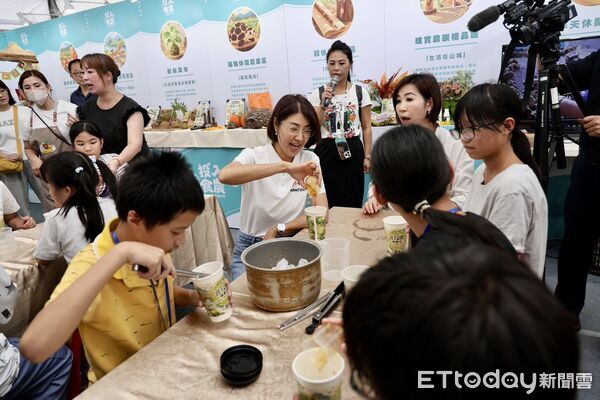 ▲家扶兒少走讀茶鄉逛茶博,許縣長陪伴孩子體驗食農教育。(圖/南投縣政府提供)