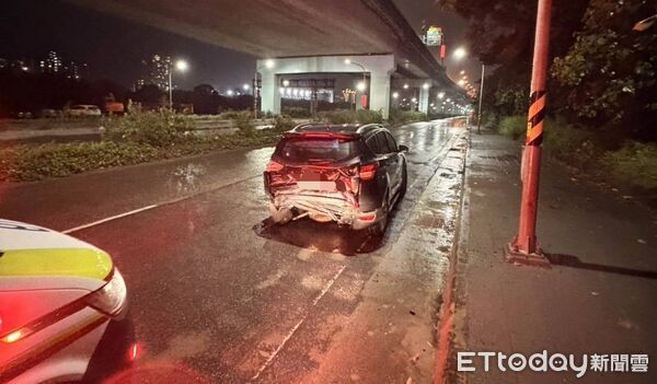 ▲▼新北八里2車追撞1男1女受困　突竄大火。（圖／記者陳以昇翻攝）