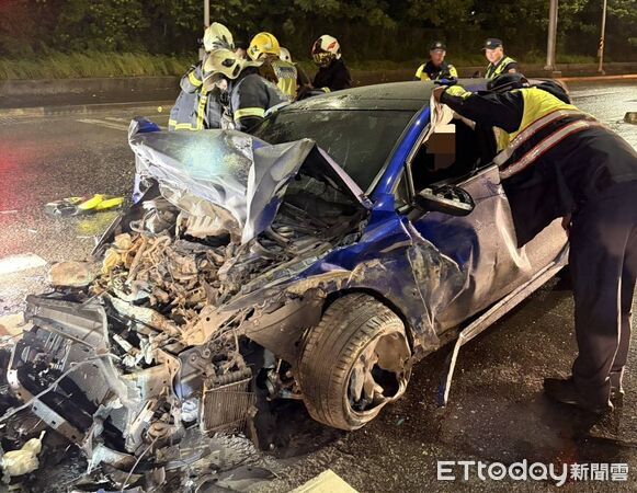 ▲▼新北八里2車追撞1男1女受困　突竄大火。（圖／記者陳以昇翻攝）