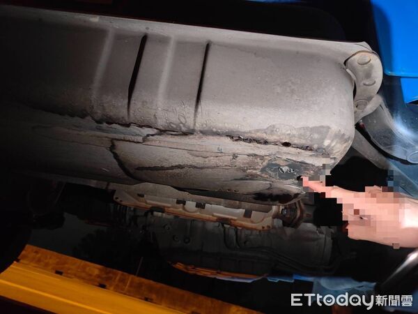 ▲聯結車鐵架掉落國1台南段橫跨3車道，導致後方30多輛轎車閃避不及碰撞。。（圖／記者林東良翻攝）