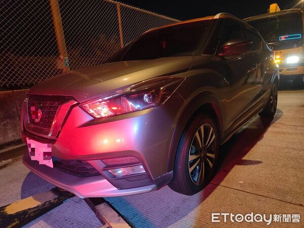 ▲聯結車鐵架掉落國1台南段橫跨3車道，導致後方30多輛轎車閃避不及碰撞。。（圖／記者林東良翻攝）