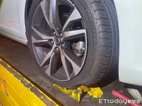 ▲聯結車鐵架掉落國1台南段橫跨3車道，導致後方30多輛轎車閃避不及碰撞。。（圖／記者林東良翻攝）
