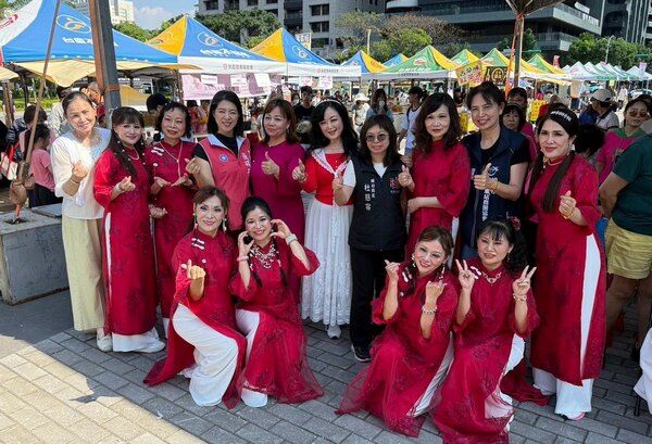 ▲自喻鋼鐵市長身旁的玫瑰