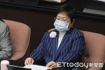 徐佳青:我家人想自費飛哪看我 應該是民主社會允許的基本人權吧