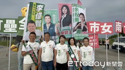 陳亭妃偕南科區4議員參選人站路口 拚民進黨議會席次過半