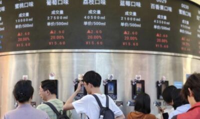 買啤酒像股市看盤採「浮動酒價」 遊客自助掃碼...買氣低就便宜點