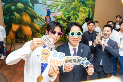 迎亞運英雄!賴清德拿「哥就是帥」手牌 跟林郁婷大玩拍貼機