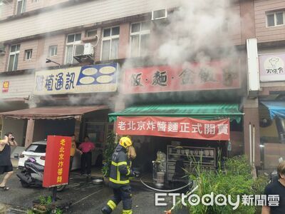 宜蘭麵店中午突起火「恐怖濃煙狂竄」 樓上大學生租客急逃