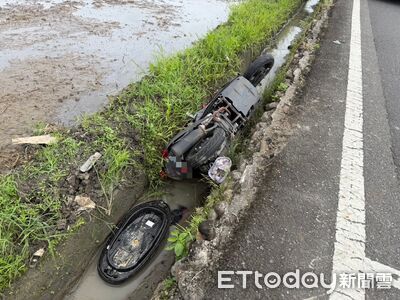 宜蘭雪隧路汽機車相撞!騎士人車噴落水溝 3熱心工人跳下救援