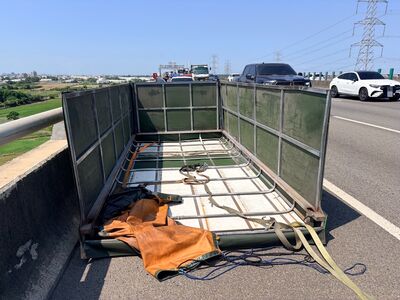 國3和美段驚見帆布鋼架躺路中「小貨車跑了」 警追粗心駕駛