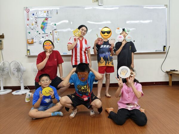 ▲▼ 4.陳綢阿嬤基金會的國際志工介紹印尼與巴拉圭傳統面具文化,孩子們也創作專屬自己的面具。 。(圖/中華電信基金會提供)