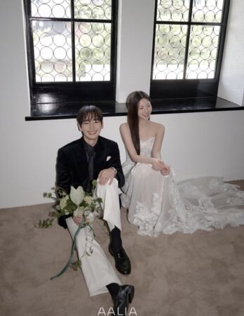 ▲▼《善宰》男星宋智浩要結婚了!娶交往多年女友 婚紗照甜蜜曝光。(圖/翻攝自aalia_official_ IG)