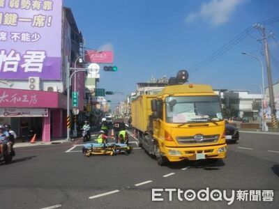 資源回收車撞機車!女騎士倒地緊急送醫 疑未保持距離釀禍