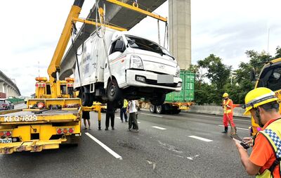 國1小客貨車走路肩撞護欄釀連環撞！害1車側翻　肇事駕駛跑了
