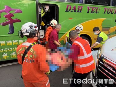 新竹遊覽車衝撞民宅!擋風玻璃撞出大洞 2輕傷、1人意識模糊